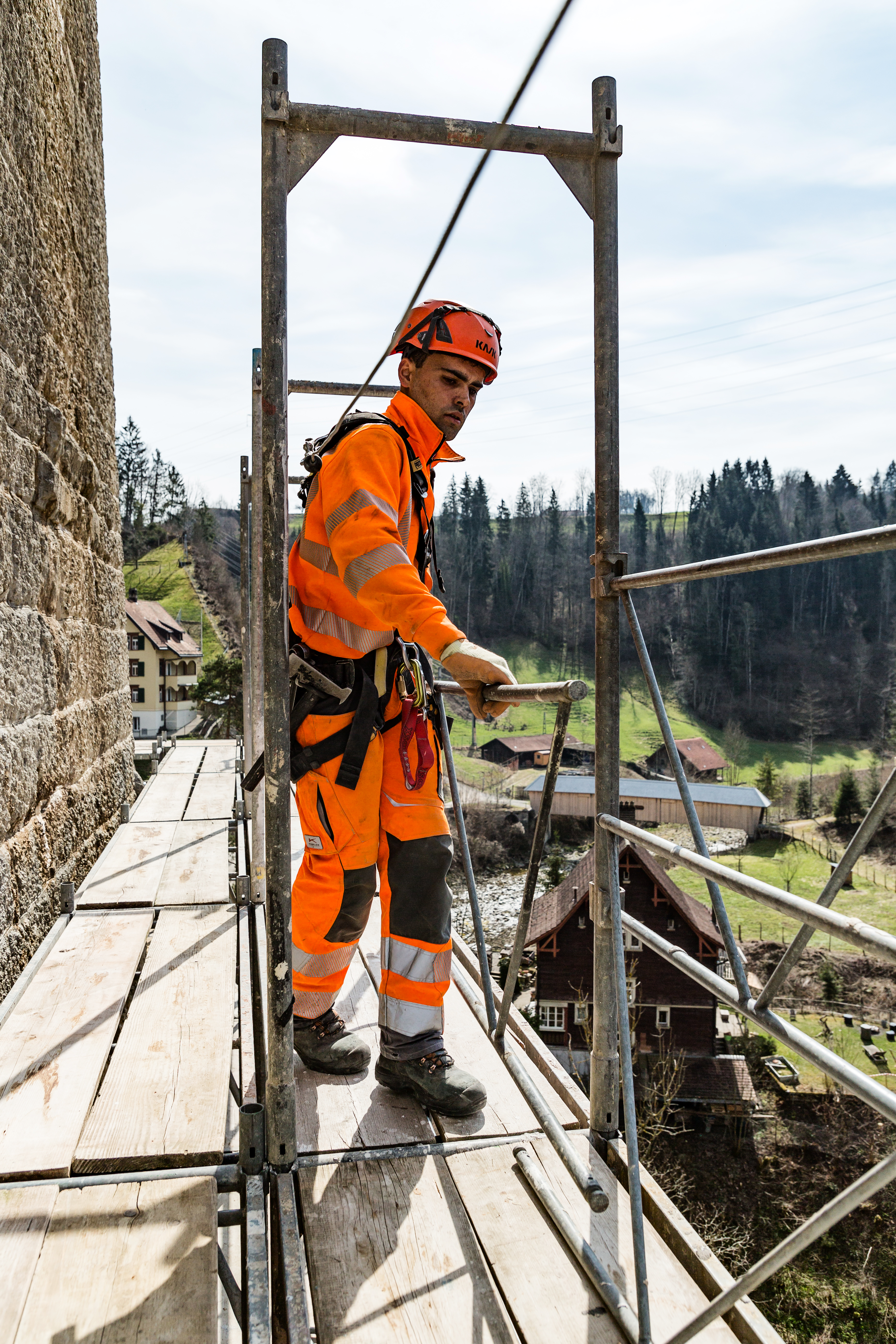 Während dem Aufbau des Gerüsts ist die Seilsicherung Pflicht. Während dem Aufbau des Gerüsts ist die Seilsicherung Pflicht.