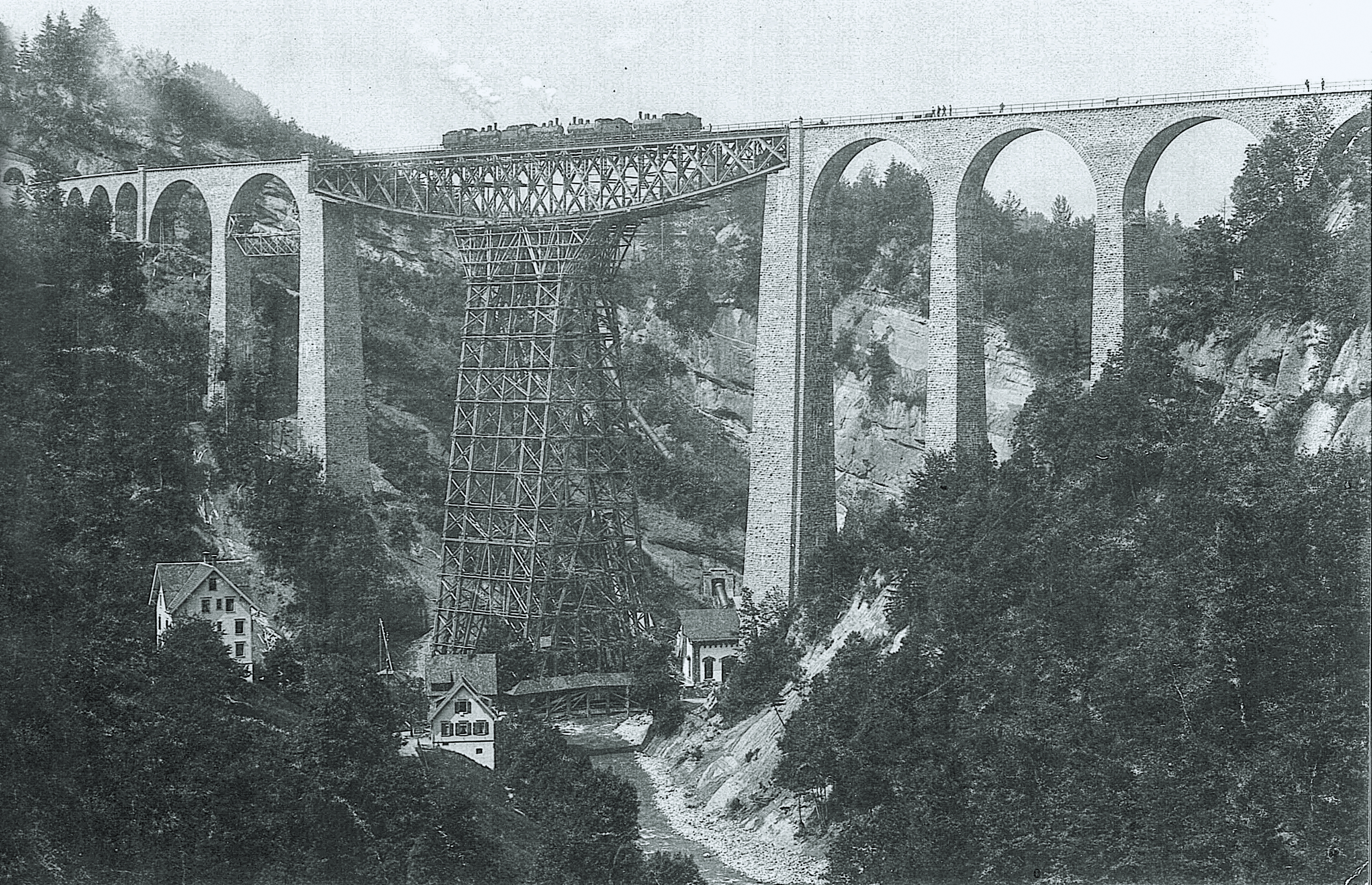 Erfolgreiche Belastungsprobe mit vier Dampflokomotiven am 15. Juli 1910. Erfolgreiche Belastungsprobe mit vier Dampflokomotiven am 15. Juli 1910.