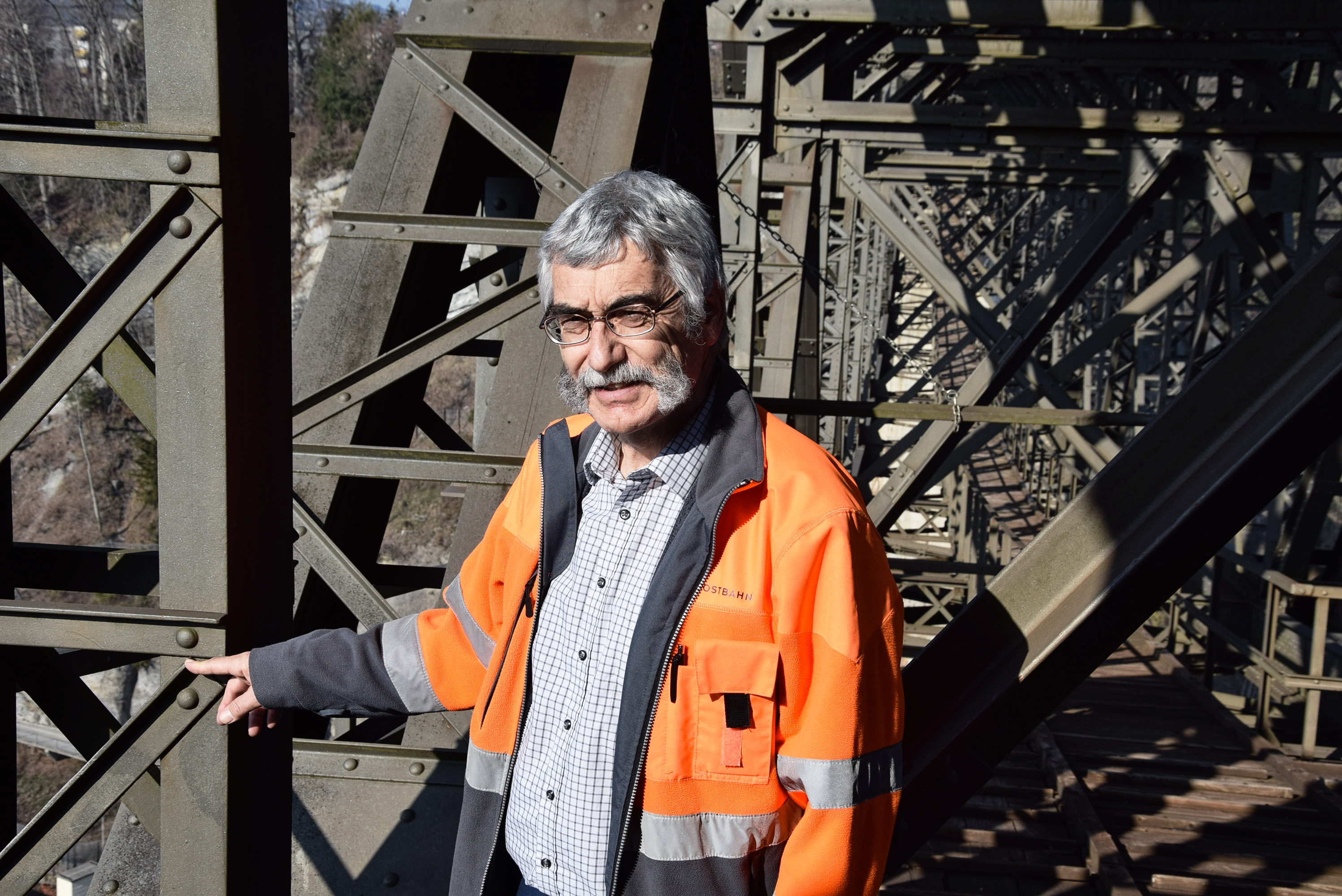 «Die Farbe des Korrosionsschutzes am Fischbauch wähle ich in Absprache mit der Denkmalpflege der Stadt St. Gallen aus», erklärt Beat Burgherr. «Die Farbe des Korrosionsschutzes am Fischbauch wähle ich in Absprache mit der Denkmalpflege der Stadt St. Gallen aus», erklärt Beat Burgherr.