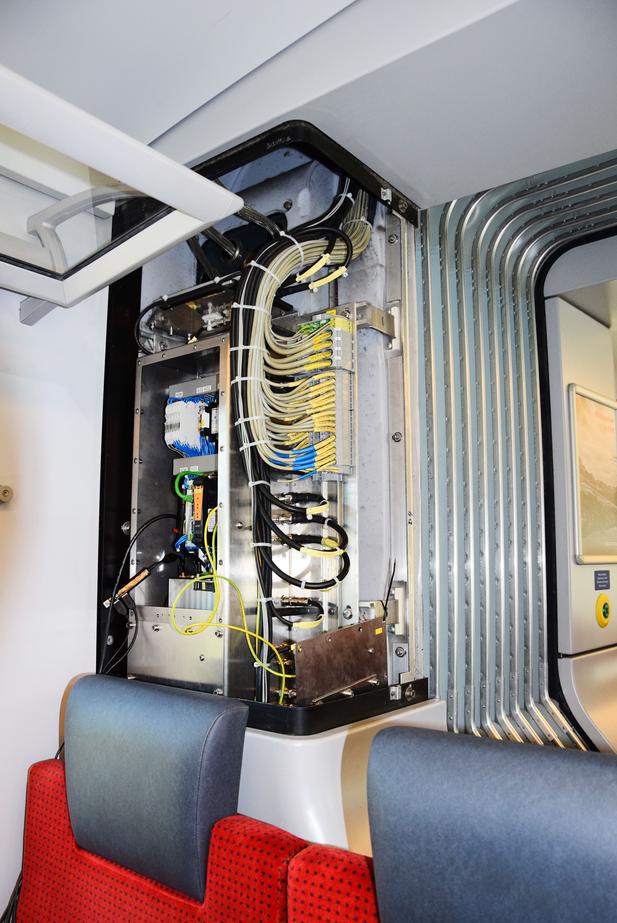 SOB - Der Computer für die Verarbeitung der Messdaten am Fahrzeug findet auf engstem Raum Platz. Der Computer für die Verarbeitung der Messdaten am Fahrzeug findet auf engstem Raum Platz.