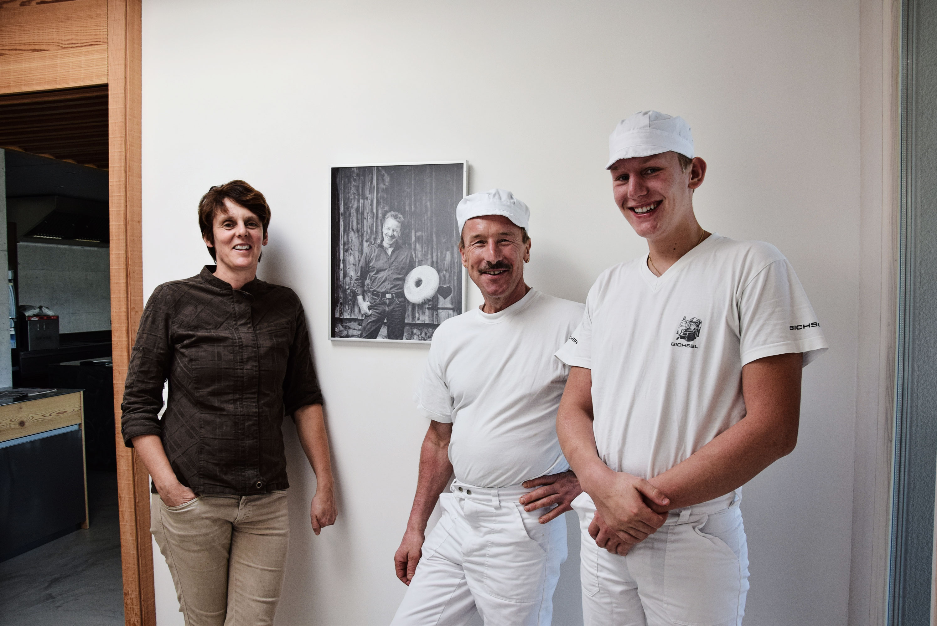 SOB - Stolze Käserfamilie: Bea, Willi und Nicola Schmid vor einem Foto, das in der New York Times erschienen ist. Stolze Käserfamilie: Bea, Willi und Nicola Schmid vor einem Foto, das in der New York Times erschienen ist.