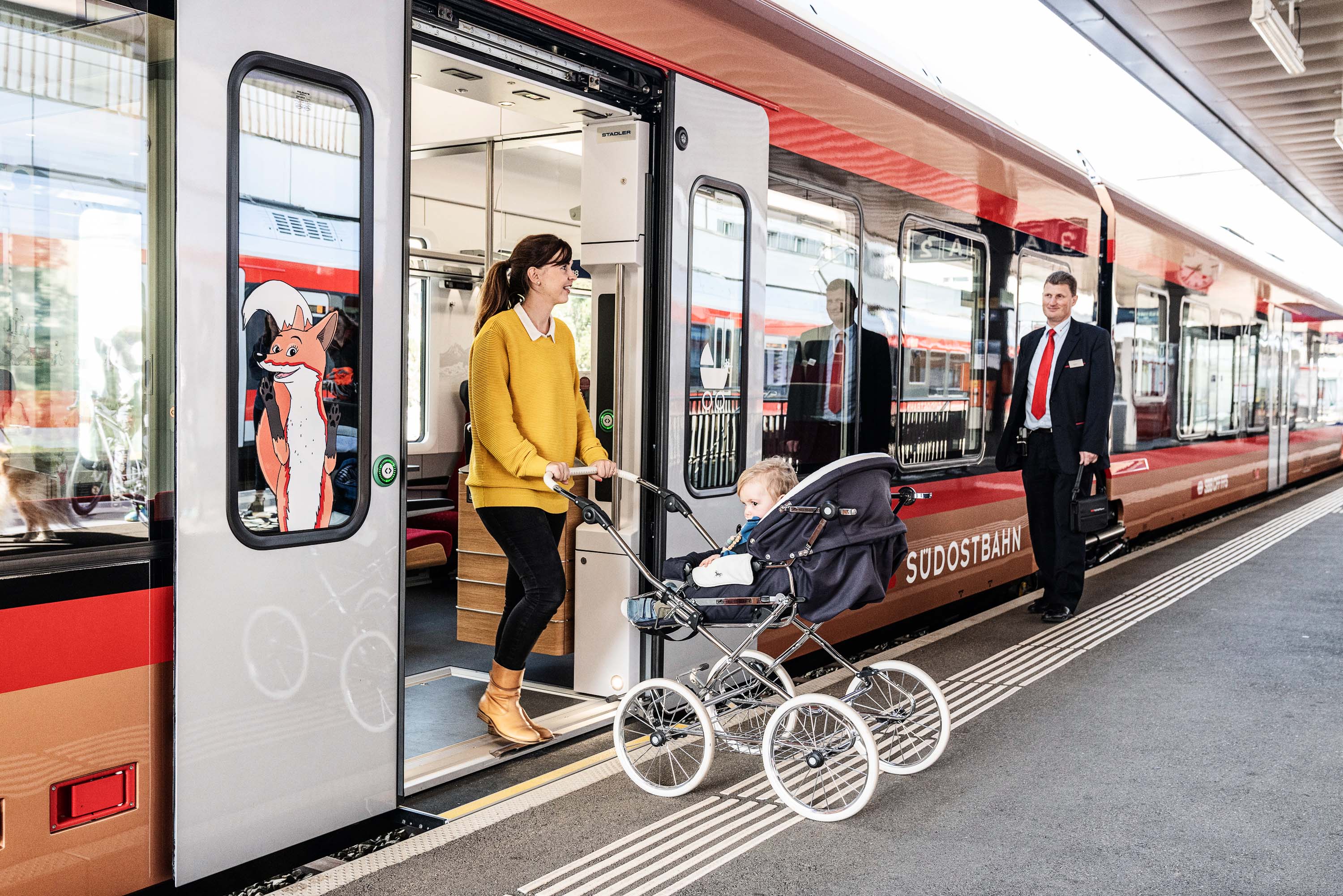Die stufenlosen Eingänge ermöglichen ein einfaches Ein- und Aussteigen mit Kinderwagen, Rollstühlen und Fahrrädern. SOB Die stufenlosen Eingänge ermöglichen ein einfaches Ein- und Aussteigen mit Kinderwagen, Rollstühlen und Fahrrädern.
