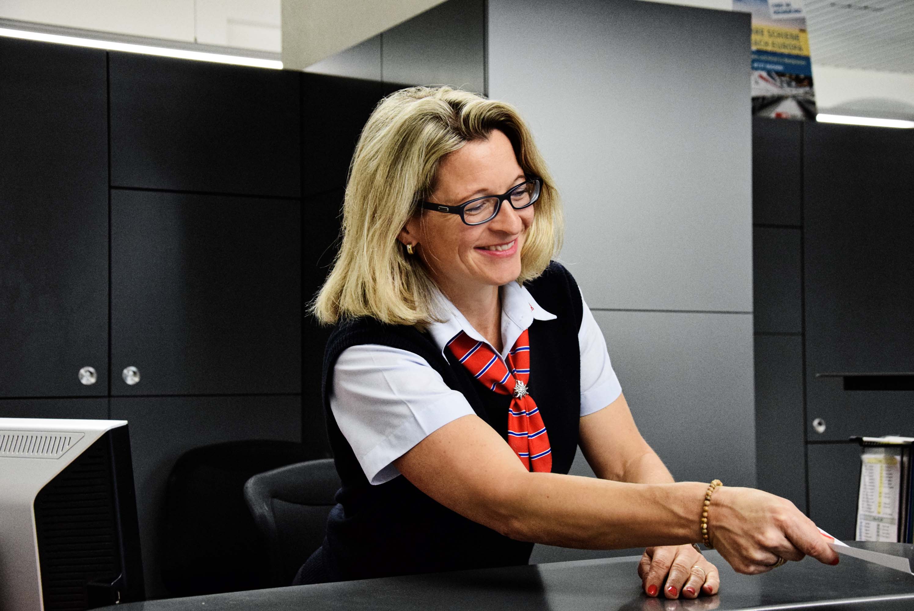 Monika Löhrer, SOB-Reiseberaterin im Bahnreisezentrum Wattwil Monika Löhrer, SOB-Reiseberaterin im Bahnreisezentrum Wattwil