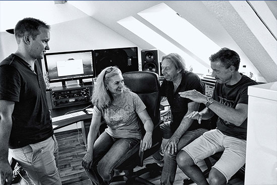 Die «Macher» der neuen Durchsagen im Studio. Die «Macher» der neuen Durchsagen im Studio.
